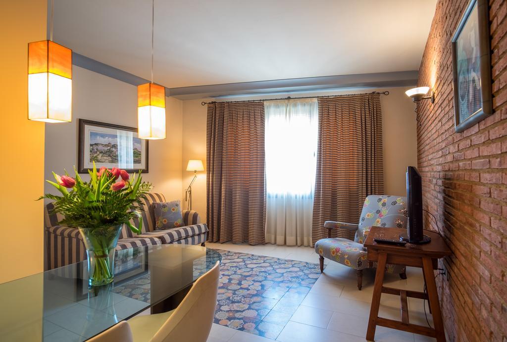 Apartaments Suites Sant Jordi Montbrió del Camp Zewnętrze zdjęcie